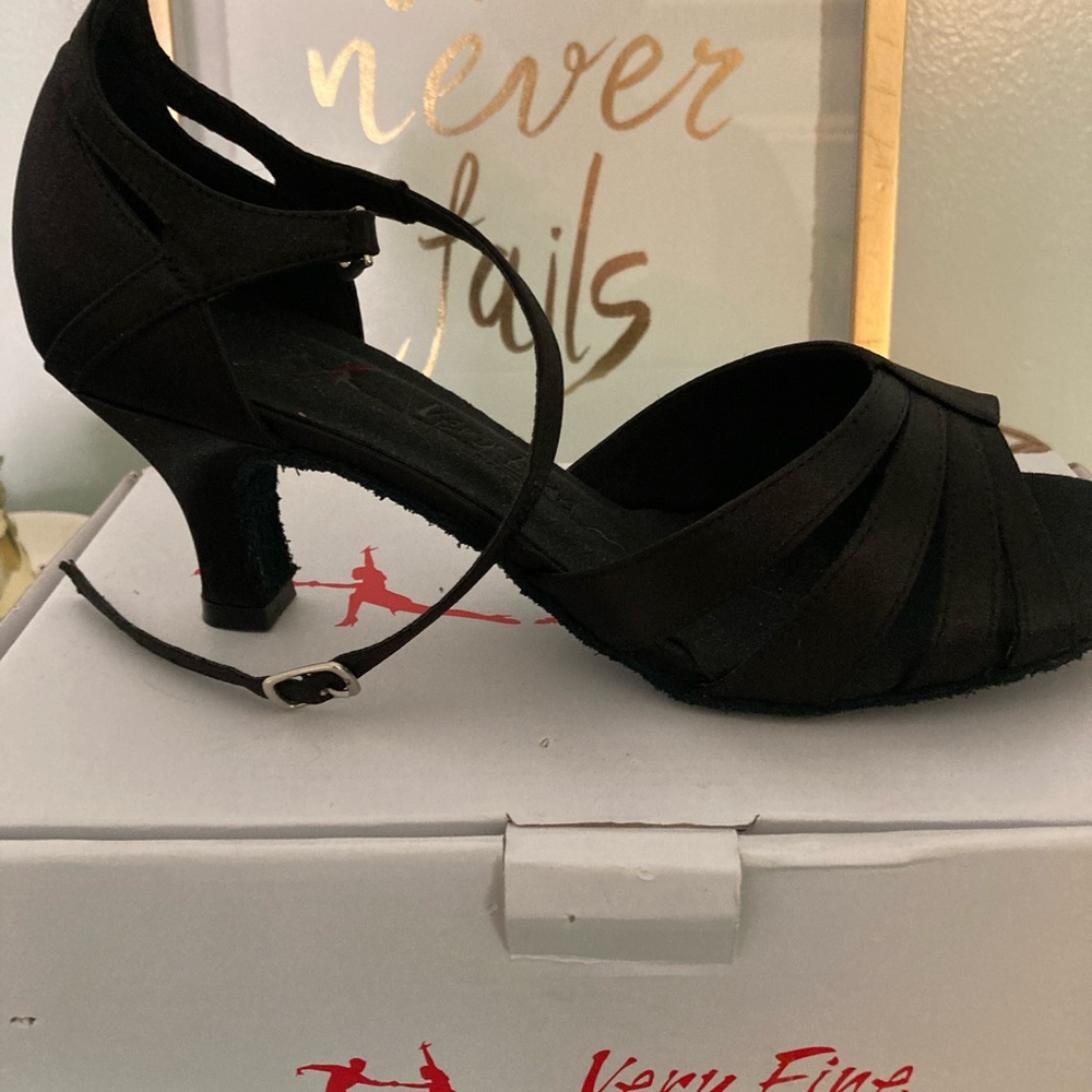 Very Fine ladies Latin dance shoe, Size 8.5, 2.5” heel, Black Satin